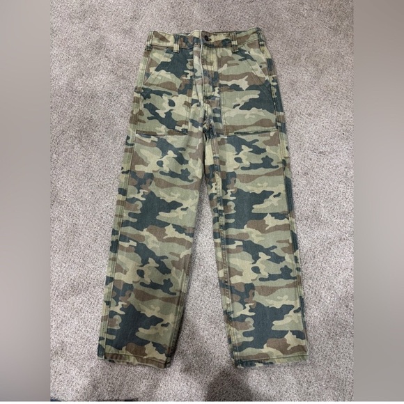 Free People - We The Free: Remy Camoflauge High Rise
Crop Pants - Picture 5 of 9